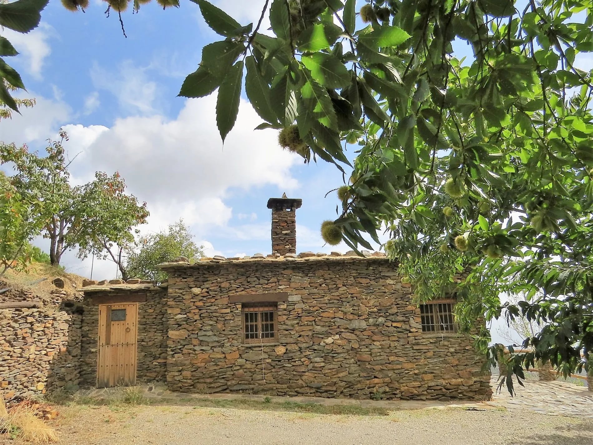 Cortijo Tradicional Remoto con Terreno
