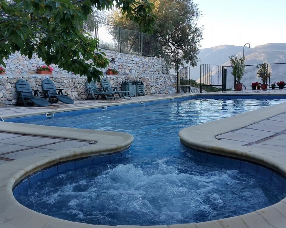 Substantial Cortijo, Pool, Lots of Land