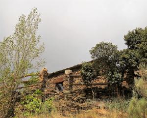 3851, Remote Traditional Cortijo with Land